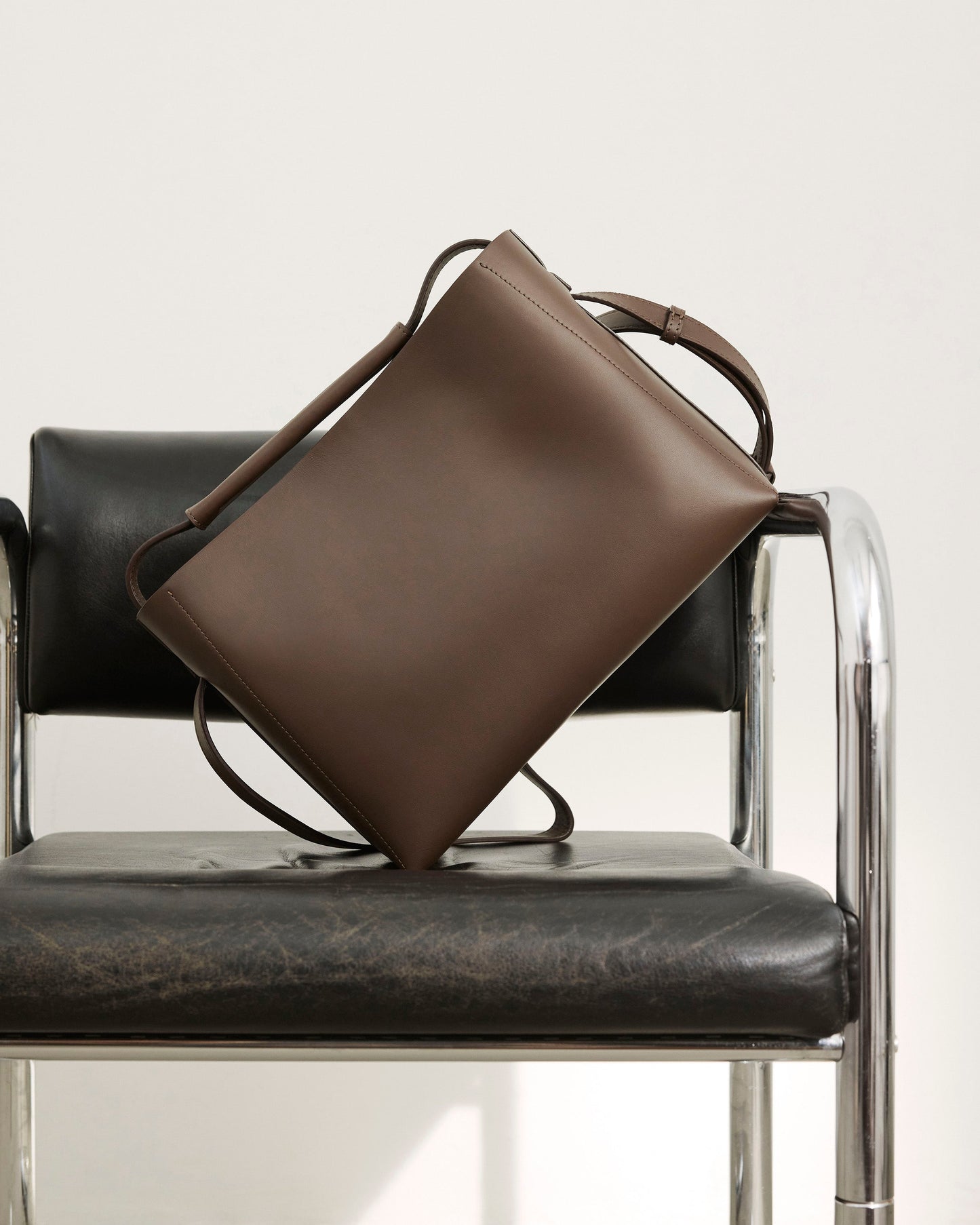 Hedda Grande Handbag Leather Chocolate