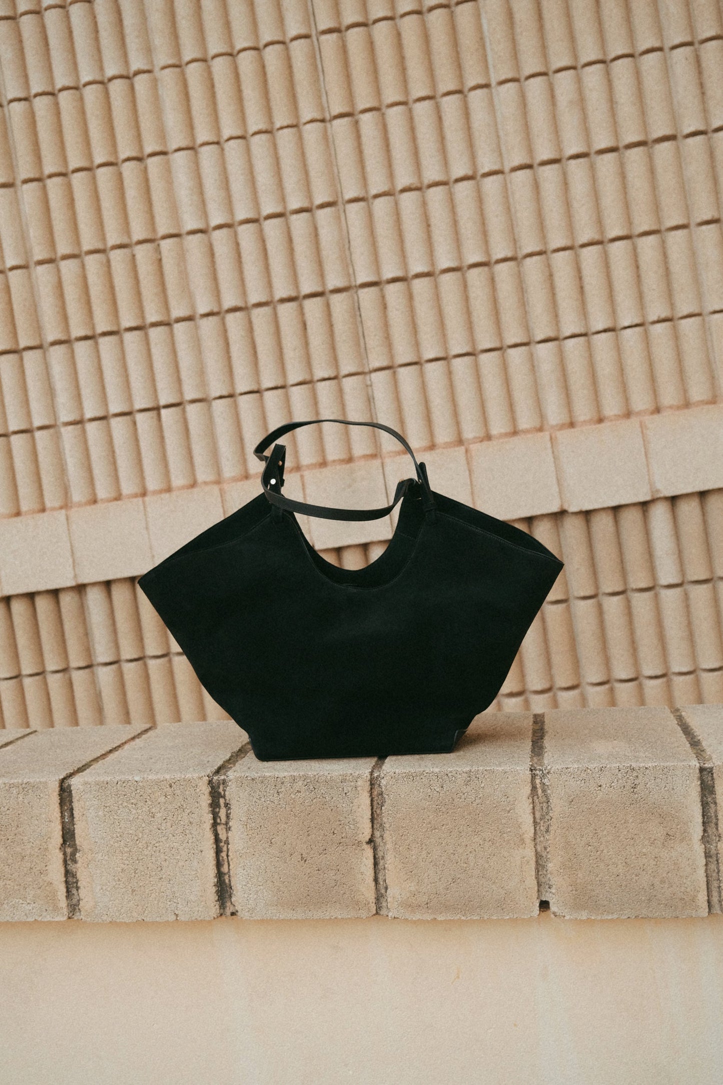 Dahlia Tote Bag Suede Black