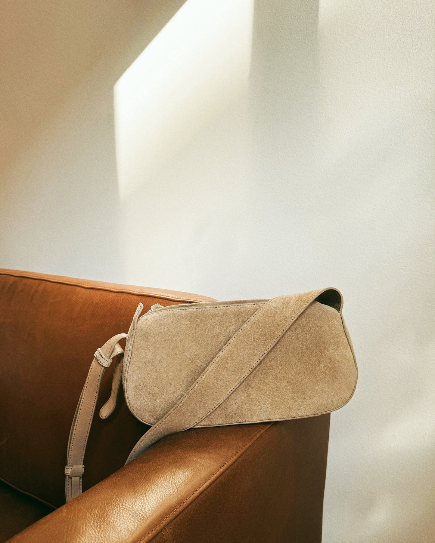 Tuna Shoulder Bag Suede Sand